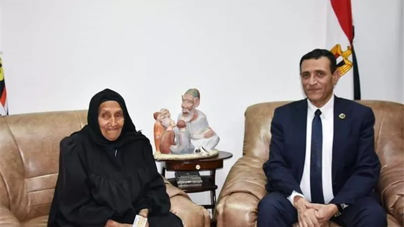صور| الحاجة زبيدة تنتصر على الأمية في عمر التسعين