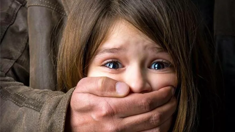 وفاة الأب في قضية دجال الجيزة| والطفلة المغتصبة: «عاشرني ونزلت دم عشان الجن»