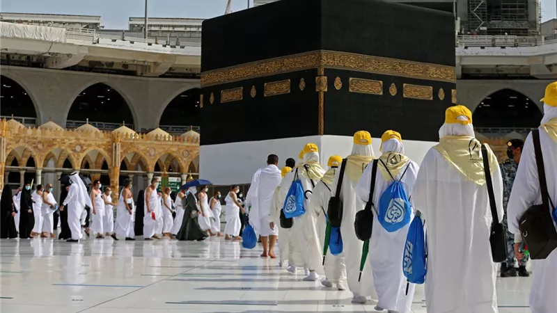 تفسير حلم الصلاة في الحرم المكي مع البكاء وعلاقته بحل مشاكلك