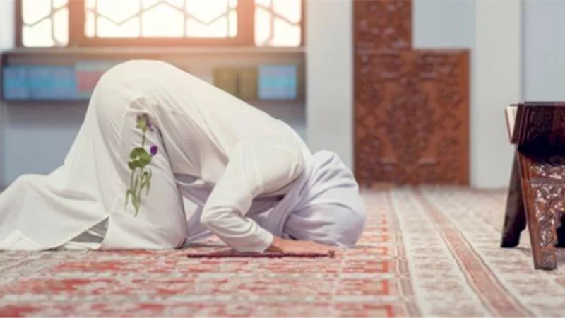 تفسير حلم صلاة العشاء في شهر رمضان بالمنام وعلاقته بحب الخير
