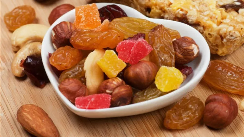 طبيب يحذر فئات معينة من تناول الفواكه المجففة في رمضان