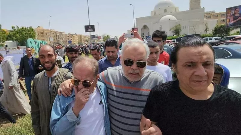 «برفقة أشرف زكي» بكاء محمد محمود في جنازة شيرين الطحان
