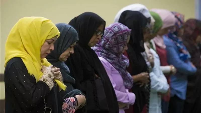 فقه المرأة في رمضان| هل تجوز صلاة التراويح بعد المغرب؟
