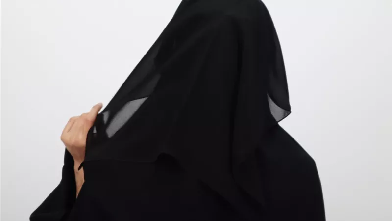 «لابس نقاب»| عامل يسرق شركته السابقة بطريقة غريبة في الأزبكية