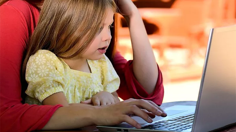 تصيب الطفل بالتوحد اللاجيني| أخصائية نفسية تحذر من تأثير الشاشات على الأطفال 