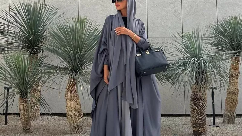 إطلالة العباية لخروجات مميزة وإضفاء لمسة جمالية