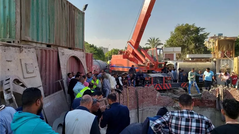 كارثة حلوان| تفاصيل انهيار حفرة الصرف الصحي على العمال واختناقهم تحت الأرض
