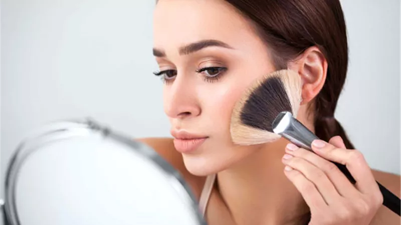 تجنبي 4 أخطاء عند وضع المكياج تظهرك أكبر سنًا