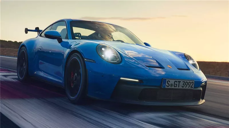«مين يكسب؟» اشتعال المنافسة بين بورش 911 وشيفروليه كورفيت Z06 (صور)