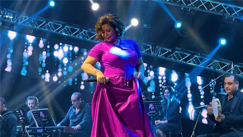 شيرين عبد الوهاب تمنح معجبة هدية خاصة جدا (فيديو)