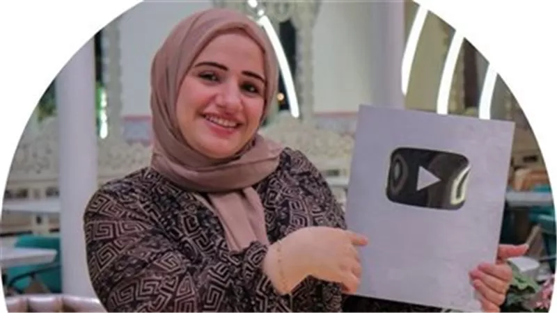 «بلوجر» تثير الجدل بفيديو ممارسة طفلها الجنس مع شقيقته