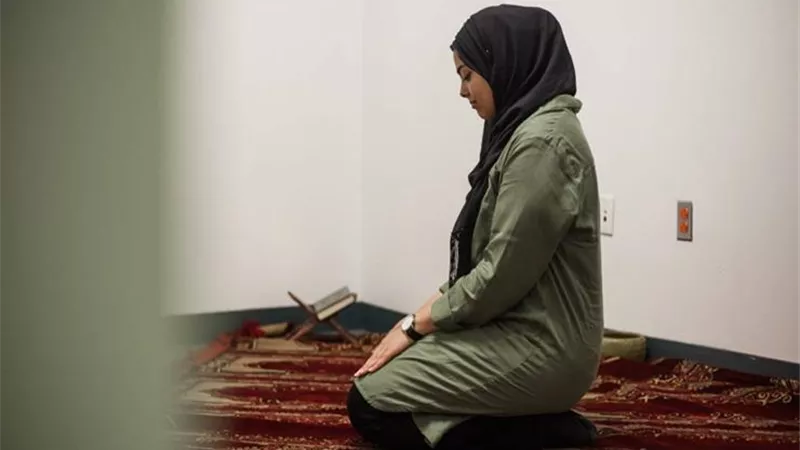 هل تجوز صلاة المرأة بالملابس الضيقة وبالبنطلون؟ «الإفتاء» تجيب