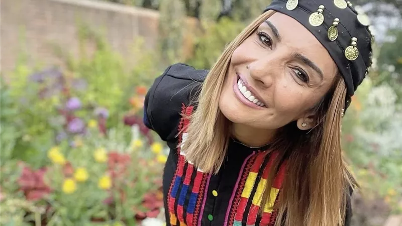 «هاما الحناوي» مصممة أزياء فلسطينية تحمي تراثها من خلال الأزياء