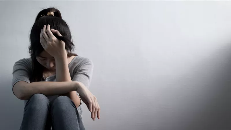 أخصائية نفسية: «البكاء وقضم الأظافر ليست من أعراض الإصابة بالاكتئاب» 