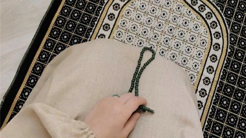 هل يجوز للمرأة الصلاة وهي كاشفة عن ساقيها؟ «الإفتاء» تجيب