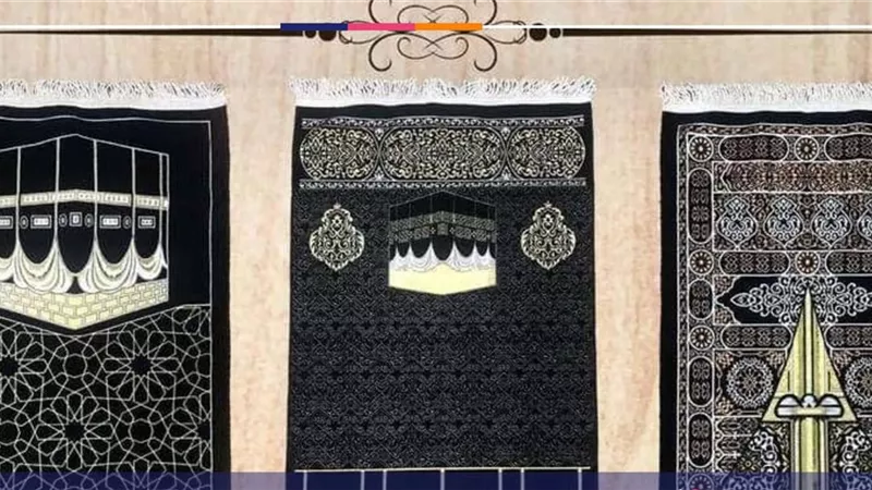 هل تقبل الصلاة على سجادة حرير؟ الإمام الطيب يجيب