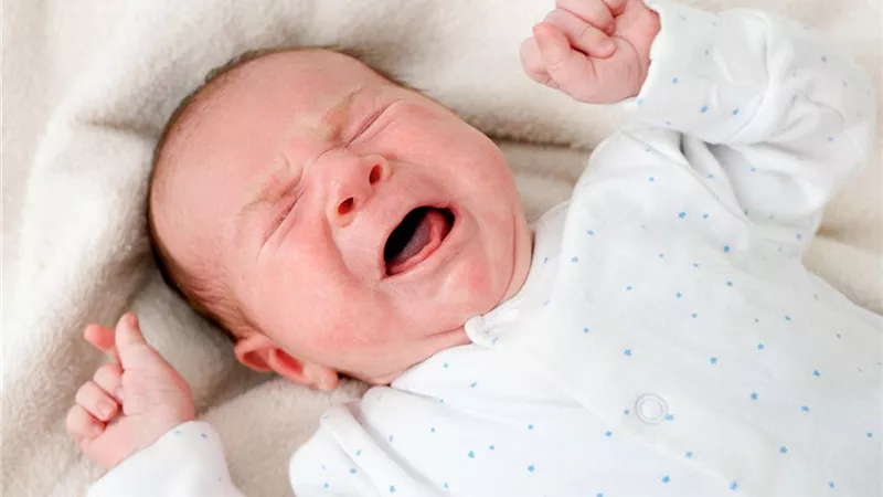«لا تتركيه يبكي» طبيب يحذر من مرض خطير يصيب الأطفال بسبب البكاء