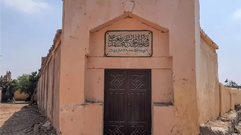 حفيدة الشيخ محمد رفعت: الأرض لم تأكل جثمانه ونقل المقبرة «سينهي عليه»