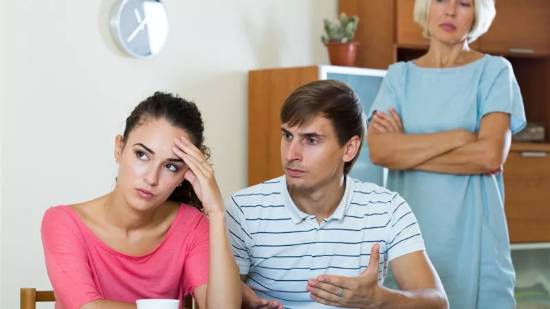 إزاي تكسبي حماتك الغيورة المتسلطة؟