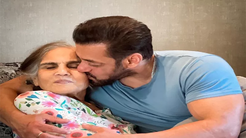 سلمان خان يحتفي بوالدته في عيد الأم الهندي