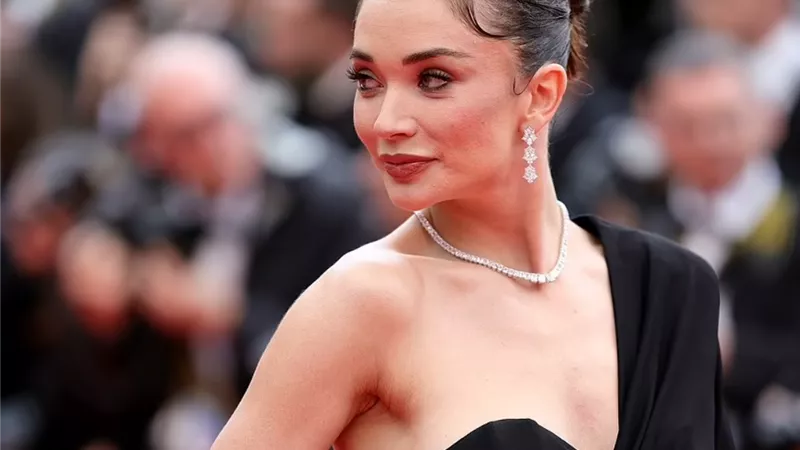 محبوبة بوليوود «آمي جاكسون» بفستان أسود مثير في مهرجان كان السينمائي 