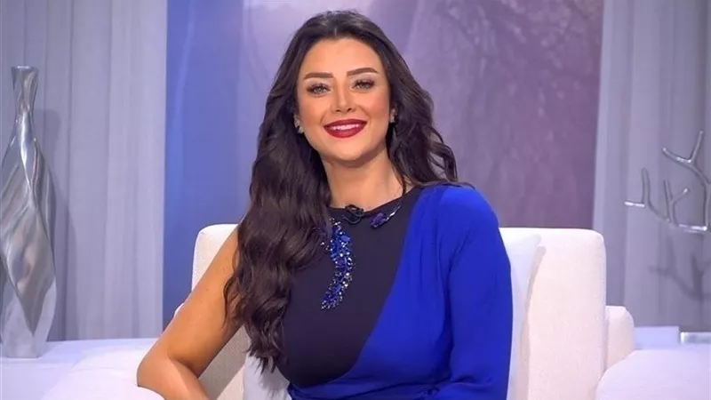 رضوى الشربيني تزيل مكياج وجهها على الهواء (فيديو)