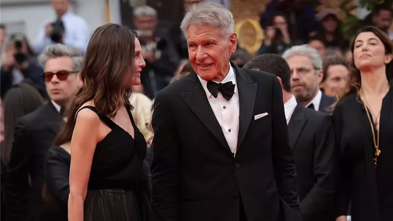 النجم هاريسون فورد وزوجته في العرض الأول لفيلمه في مهرجان كان السينمائي