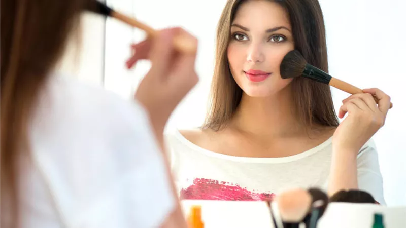 عادات خاطئة تسبب الأمراض أثناء استعمال مستحضرات التجميل