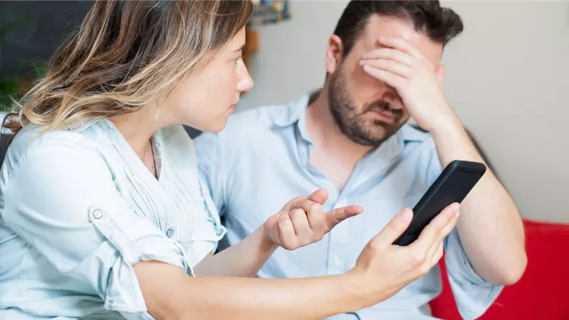زوجي يشك في ويتجسس على هاتفي فما حكم الشرع؟ المفتي يجيب 