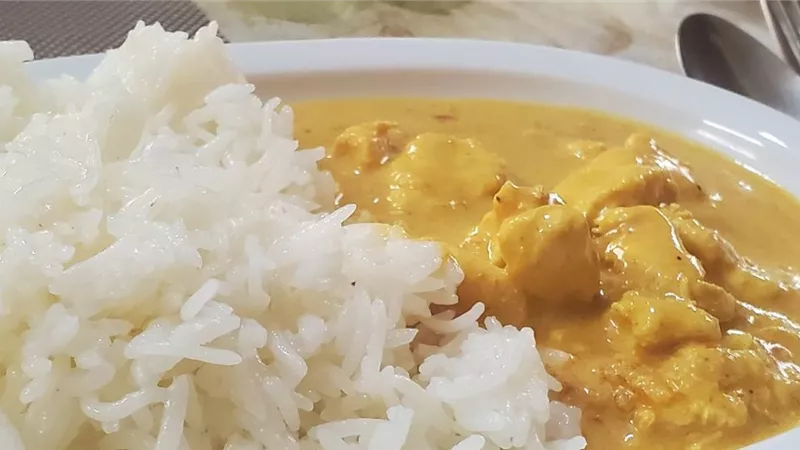من المطبخ الآسيوي | طريقة عمل شوربة الأرز والدجاج بالكاري
