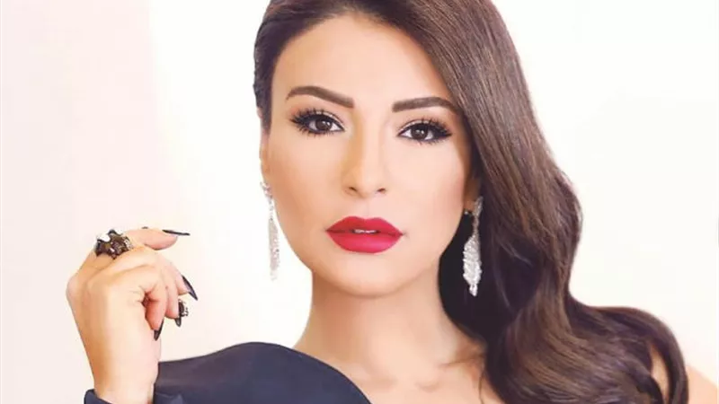 إطلالة جاذبة للفنانة اللبنانية ماجي بو غصن في السعودية