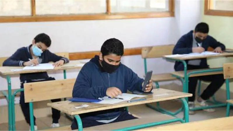 عقوبة ضبط الهاتف مع الطلاب أثناء الامتحانات