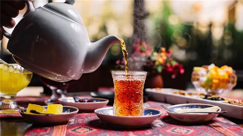 أخصائي رعاية صحية يعدد فوائد تناول الشاي يوميًا