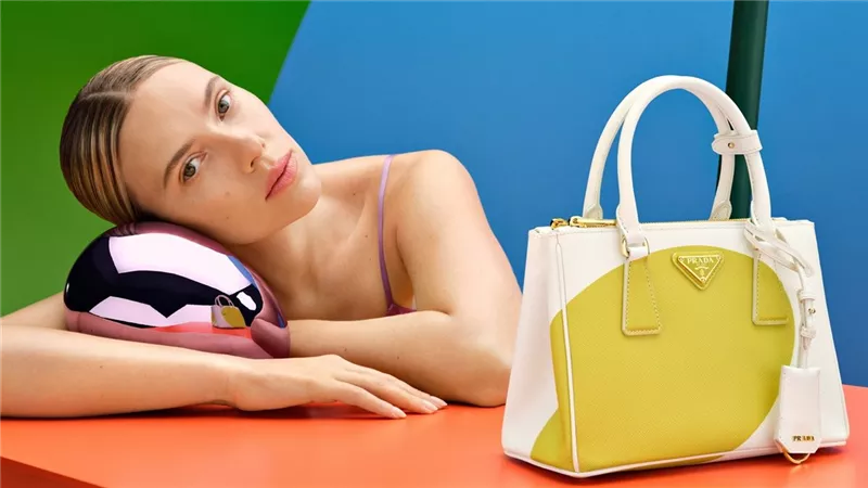 سكارليت جوهانسون تروج لحقيبة Prada Galleria الجديدة 