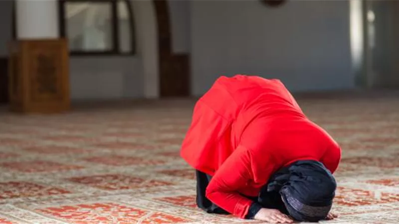 هل يجوز للمرأة صلاة الظهر يوم الجمعة أثناء خطبة الإمام؟ الإفتاء تجيب