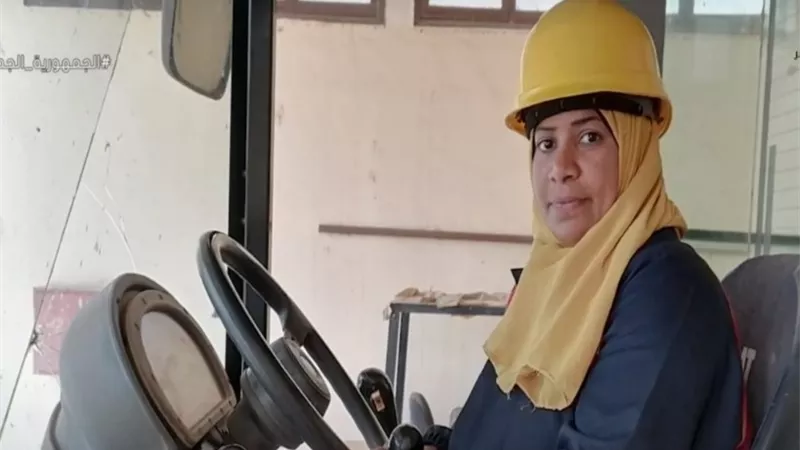 أول سائقة لودر في الصعيد: فرضت نفسي على الجميع وتعرضت لمقالب كثيرة (فيديو)