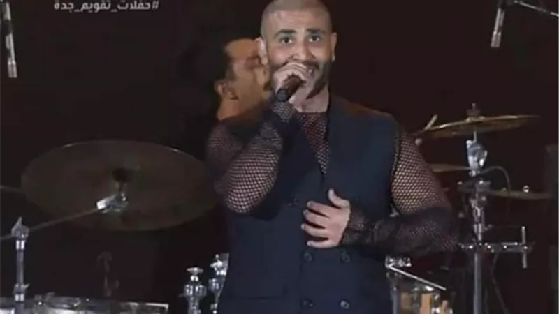 أحمد سعد يشعل الجدل بسبب ملابسه الشفافة والحلق والجمهور: «بيقلد رانيا يوسف»