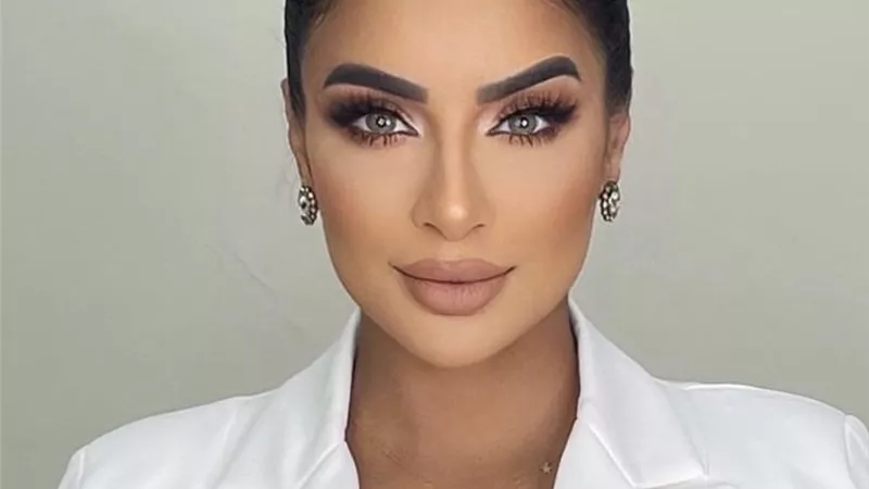 جوري بكر تستعرض حملها بفستان جريء