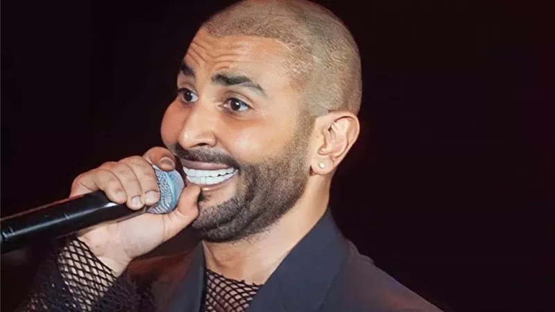 رواد السوشيال ميديا بعد حلق وقميص أحمد سعد الشفاف: «الرجولة في خطر»