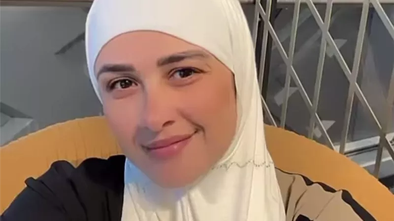 ياسمين عبدالعزيز بالحجاب: ربنا يكتبها لكل مشتاق (فيديو)