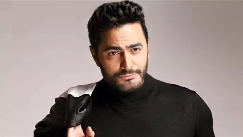 تامر حسني يغني مع الركاب في طائرة متجهة إلى الأردن