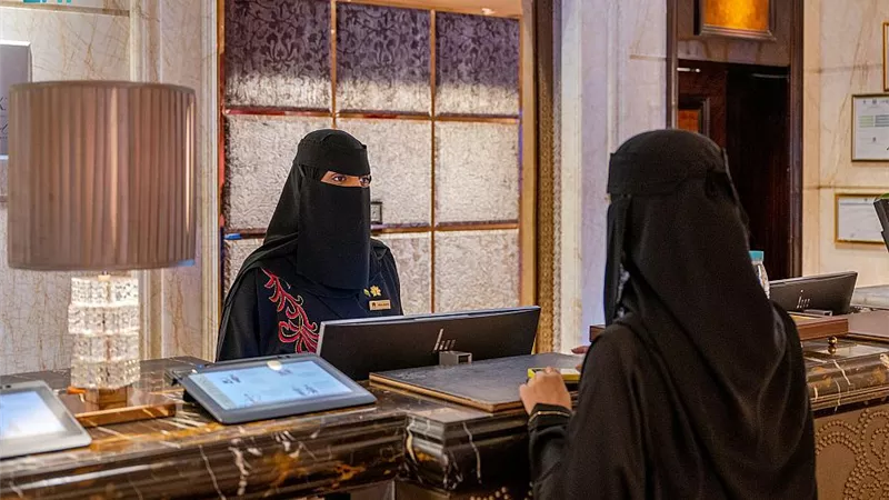 ارتفاع نسبة النساء العاملات بمجال السياحة في السعودية إلى 41%