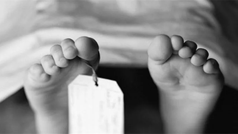أم تشنق طفلتها حتى الموت وحاولت ذبح نفسها في ظروف غامضة