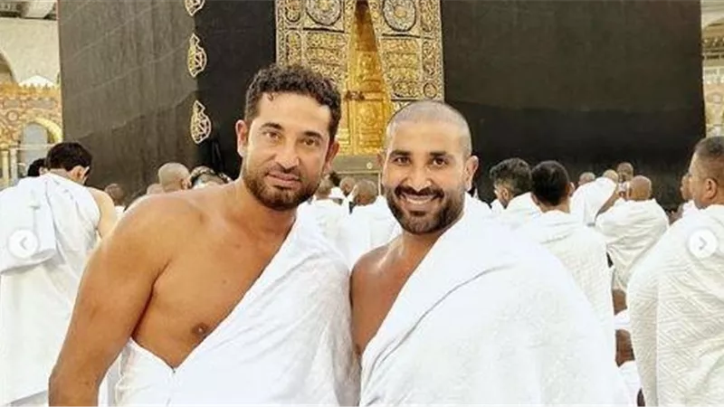 أحمد سعد يؤدي العمرة مع شقيقه عمرو وينشر صورهما أمام الكعبة «أين الحلق؟»