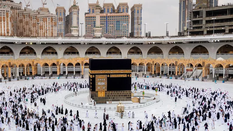 حكم انتعال الكروكس أثناء الحج وارتداء المرأة الكمامة والجوانتي