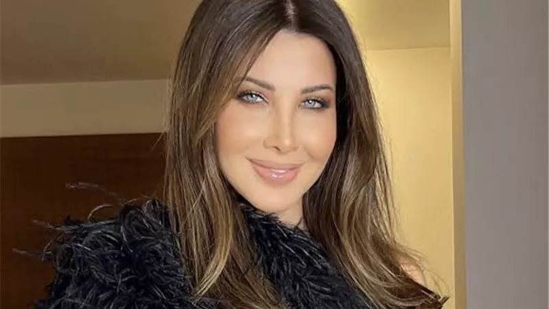 إطلالة جريئة ومثيرة للنجمة نانسي عجرم بظهر مكشوف