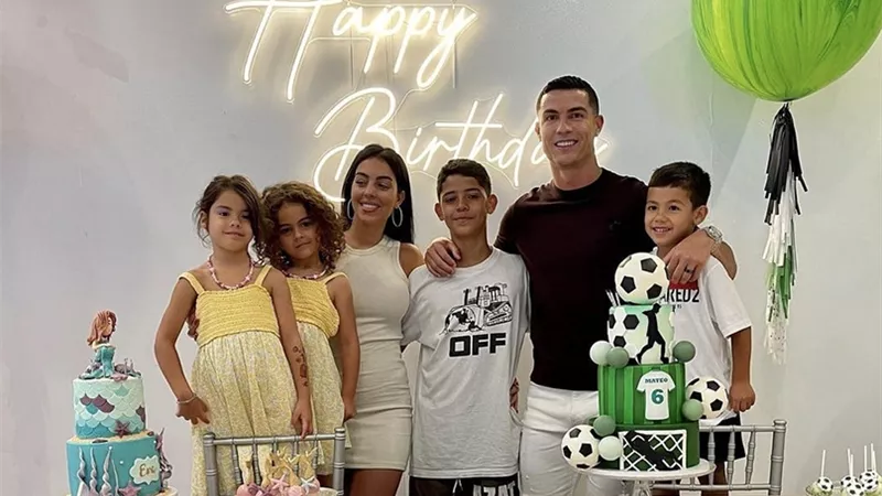 جورجينا رودريغز تحتفل بعيد ميلاد توأم رونالدو من أم بديلة