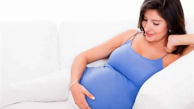 5 أفكار لإطلالة المرأة الحامل تناسب شكل الجسم والحالة النفسية