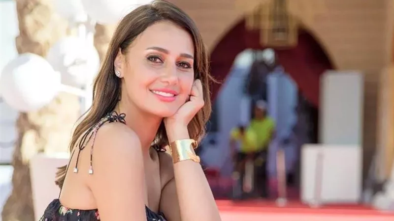 حلا شيحة تطلب من أشرف زكي العودة للتمثيل والأخير يرد