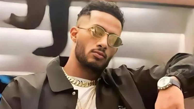 محمد رمضان يشعل الجدل بإطلالة غريبة داخل طائرته